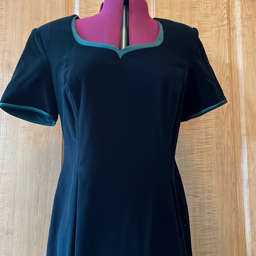 Maggie London dark green velvet dress. Size8. Beautiful, perfect condition.